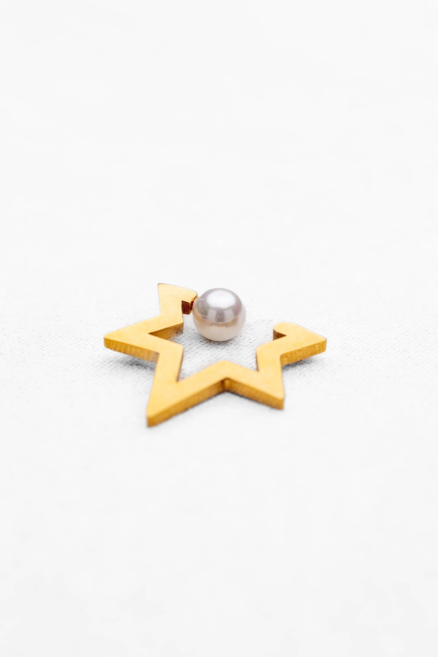 Golden Starburst Pearl Ear Cuff – Modern Elegance