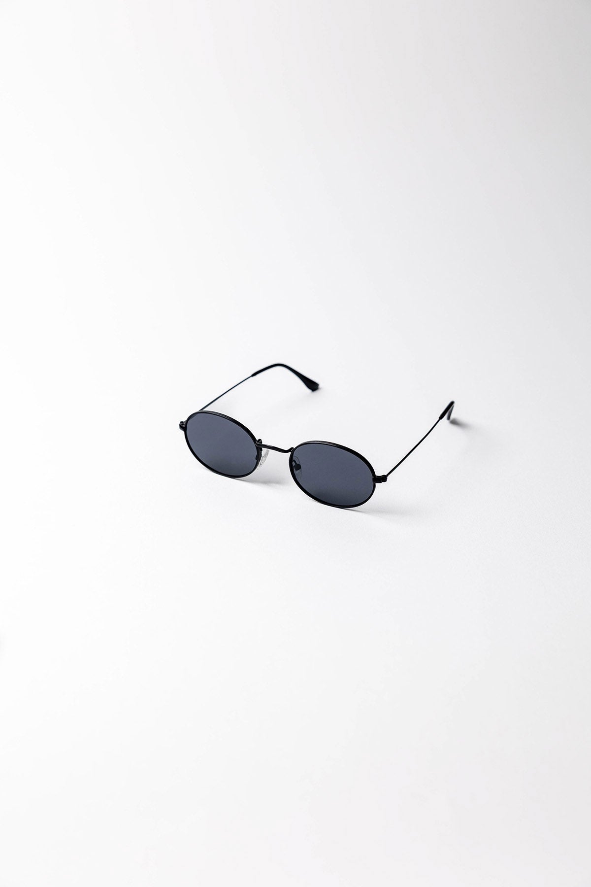 Minimalist Oval Frame Sunglasses
