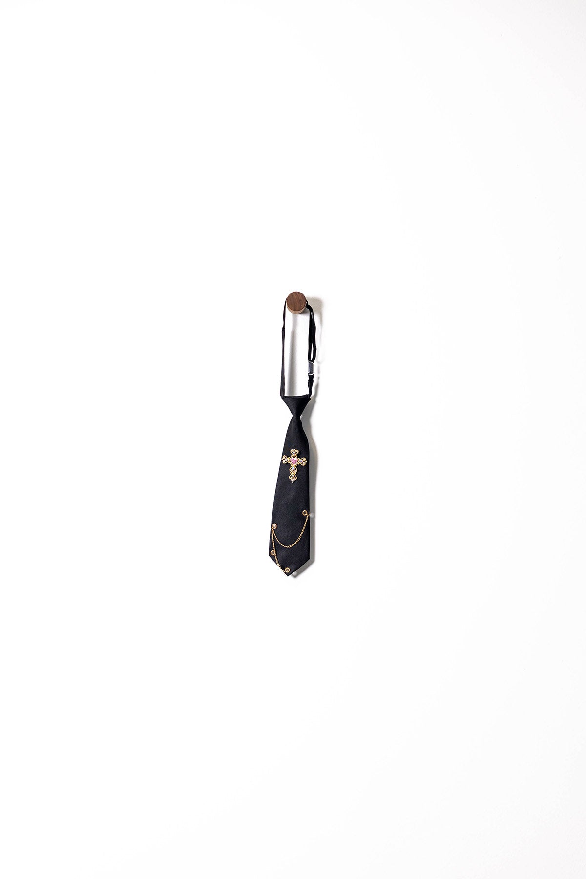 Elegant Necktie with Decorative Brooch and Chain Detail