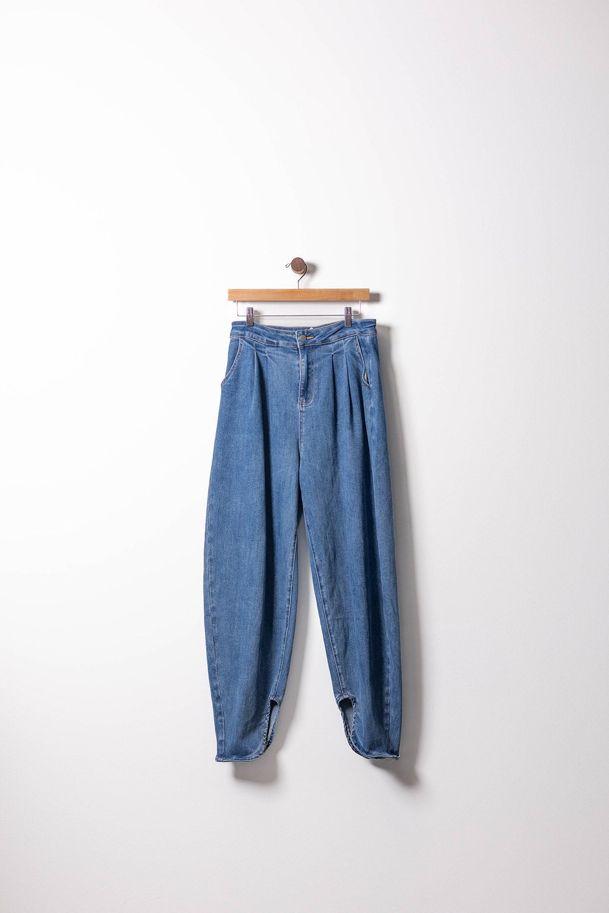Pleated Ankle Cut Denim Pants